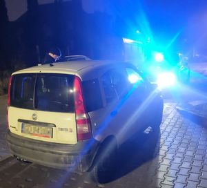 Samochód zatrzymany do kontroli i radiowóz