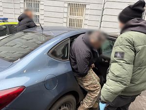 Policjant prowadzi zatrzymanego