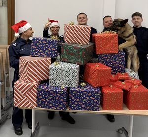 Policjanci i prezenty dla dzieci