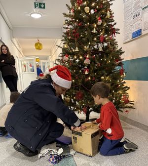 Policjanci z prezentami u dzieci w gdańskich szpitalach