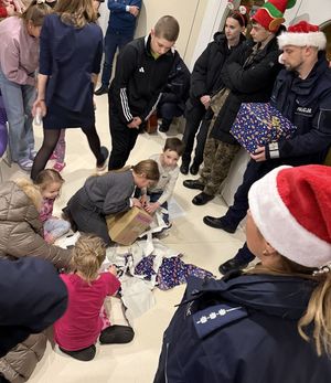 Policjanci z prezentami u dzieci w gdańskich szpitalach