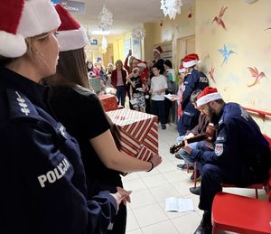 Policjanci z prezentami u dzieci w gdańskich szpitalach