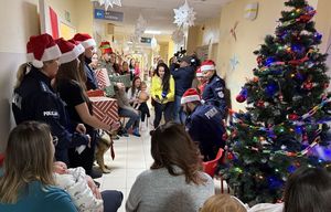 Policjanci z prezentami u dzieci w gdańskich szpitalach