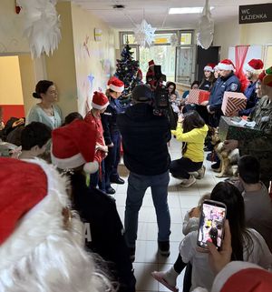 Policjanci z prezentami u dzieci w gdańskich szpitalach