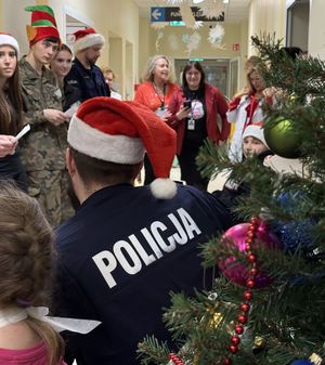 Policjanci z prezentami u dzieci w gdańskich szpitalach