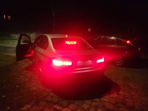 Radiowóz nieoznakowany i pojazd zatrzymany do kontroli