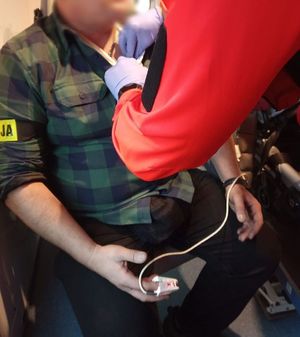 Policjant służby kryminalnej w karetce