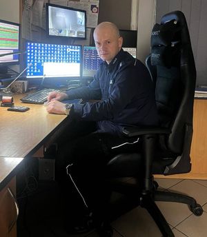 Policjant siedzi przy biurku