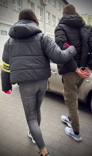 Policjanci prowadzą zatrzymanego