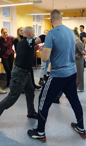 Policjanci szkolą personel medyczny z technik samoobrony oraz procedury Niebieskie Karty