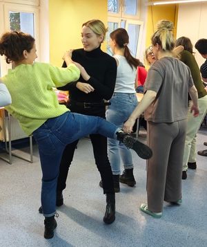 Policjanci szkolą personel medyczny z technik samoobrony oraz procedury Niebieskie Karty