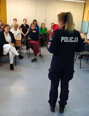 Policjanci szkolą personel medyczny z technik samoobrony oraz procedury Niebieskie Karty