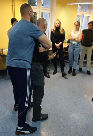 Policjanci szkolą personel medyczny z technik samoobrony oraz procedury Niebieskie Karty