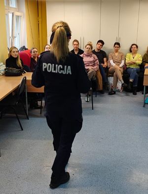 Policjanci szkolą personel medyczny z technik samoobrony oraz procedury Niebieskie Karty