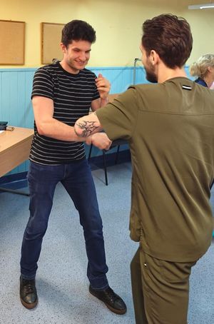 Policjanci szkolą personel medyczny z technik samoobrony oraz procedury Niebieskie Karty