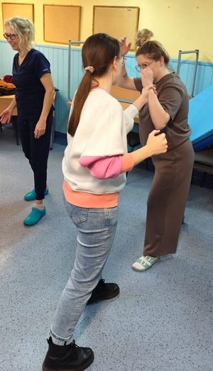 Policjanci szkolą personel medyczny z technik samoobrony oraz procedury Niebieskie Karty