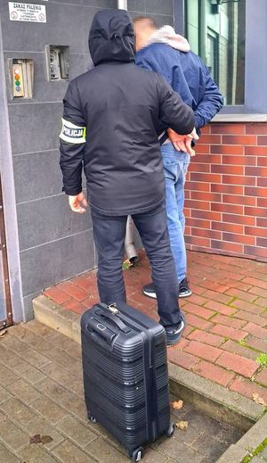 Policjant i zatrzymany mężczyzna