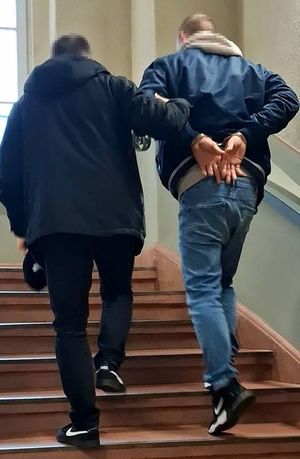 Policjant i zatrzymany mężczyzna