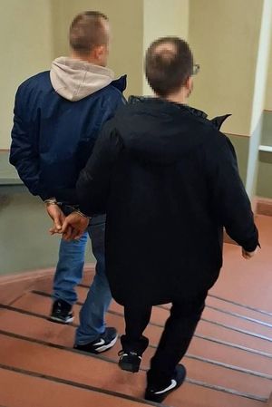 Policjant i zatrzymany mężczyzna