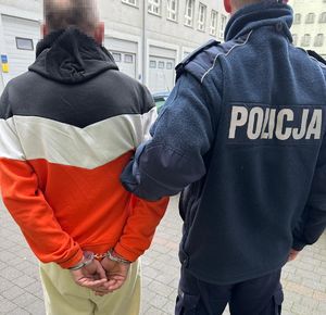 Policjant i zatrzymany mężczyzna