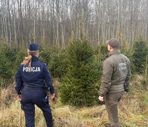 Policjantka i strażnik leśny