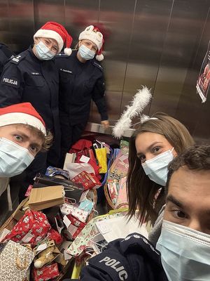 Policjanci w windzie