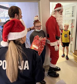 Św. Mikołaj, policjantka i pacjenci