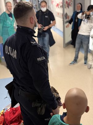 Policjant i pies służbowy z pacjentami