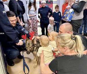 Policjanci, pies służbowy i dzieci