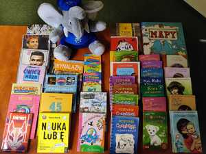 Dziewczynka wśród prezentów