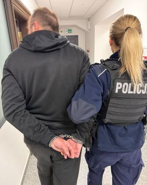 Policjantka i zatrzymany mężczyzna