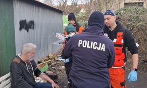 Policjanci pomagają osobom w kryzysie bezdomności