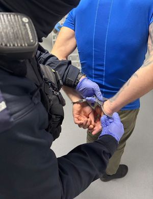 Policjant i zatrzymany mężczyzna