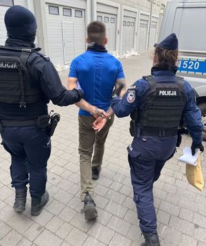 Policjanci i zatrzymany mężczyzna