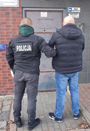 Policjant i zatrzymany mężczyzna