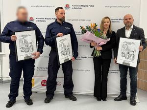 Policjanci i świadkowie odbierają podziękowania