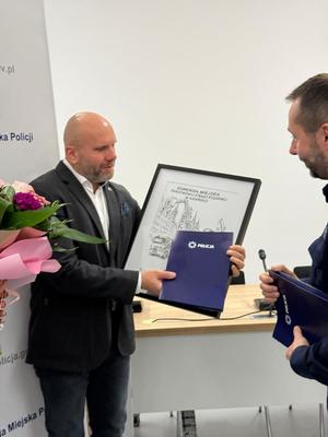 Policjanci i świadkowie odbierają podziękowania