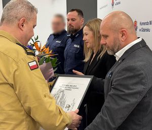 Policjanci i świadkowie odbierają podziękowania