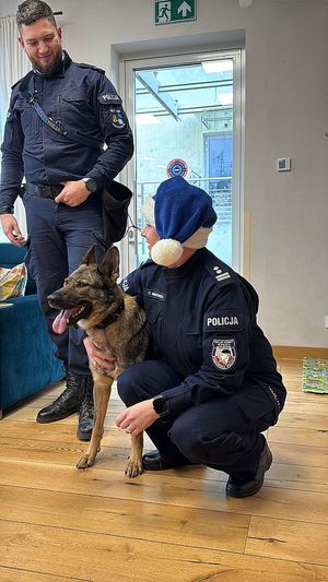 Policjanci i pies służbowy
