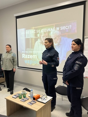 Spotkanie policjantek na temat oszustw