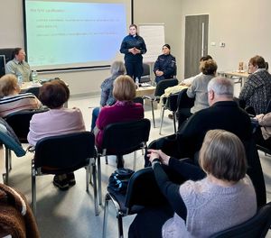 Spotkanie policjantek na temat oszustw