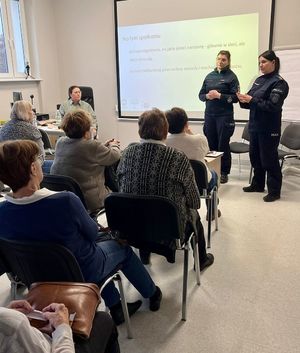 Spotkanie policjantek na temat oszustw