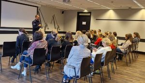 Policjant szkoli pracowników Europejskiego Centrum Solidarności