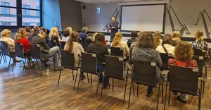 Policjant szkoli pracowników Europejskiego Centrum Solidarności