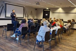 Policjant szkoli pracowników Europejskiego Centrum Solidarności