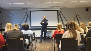 Policjant szkoli pracowników Europejskiego Centrum Solidarności