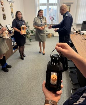 Światełko betlejemskie w Komendzie Miejskiej Policji w Gdańsku