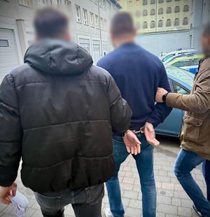 Kryminalni prowadzą zatrzymanego