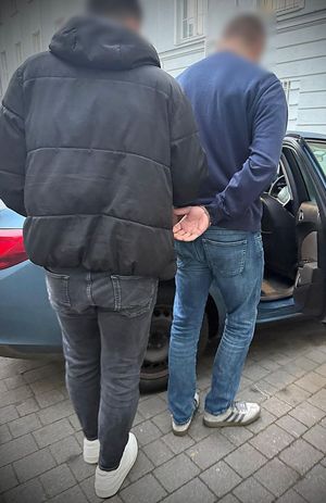 Kryminalni prowadzą zatrzymanego