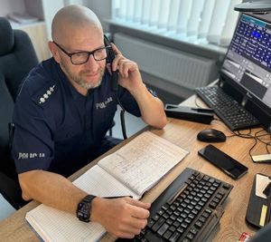 Policjant odbiera telefon